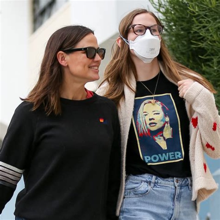 Jennifer Garner Daughter Mask: A Mother’s Commitment To Safety