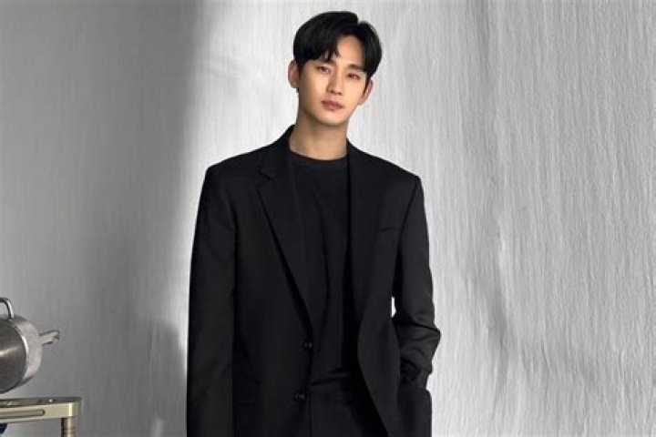 Kim Soo Hyun: Spotted Out And About